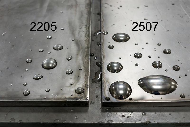并排展示两块钢样，左侧为 2205 双相不锈钢，右侧为 2507 超双相不锈钢