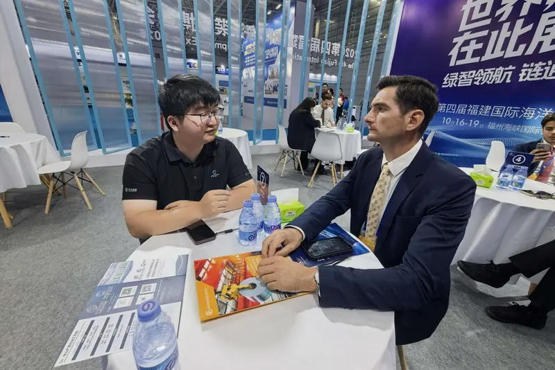 酒创工作人员与海外专业观众交流2205双相钢材料需求