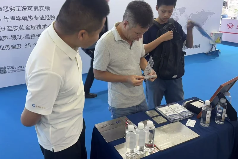 专业观众在酒创展位查看2205材料样品和产品资料